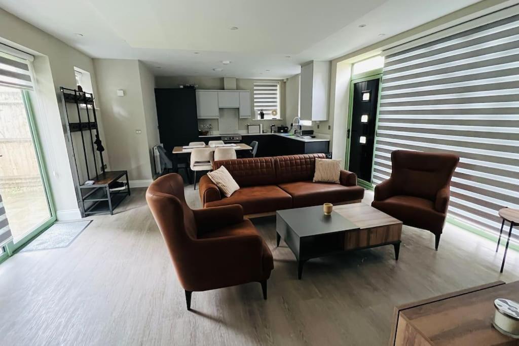 A House Designed For You… Едмънтън Екстериор снимка
