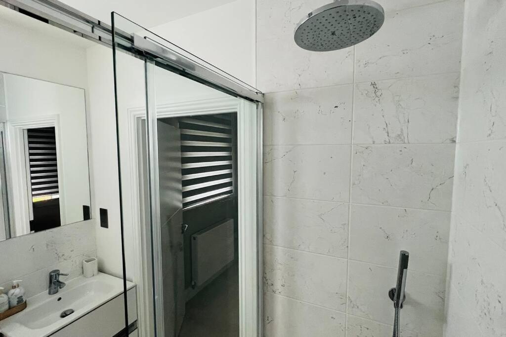 A House Designed For You… Едмънтън Екстериор снимка