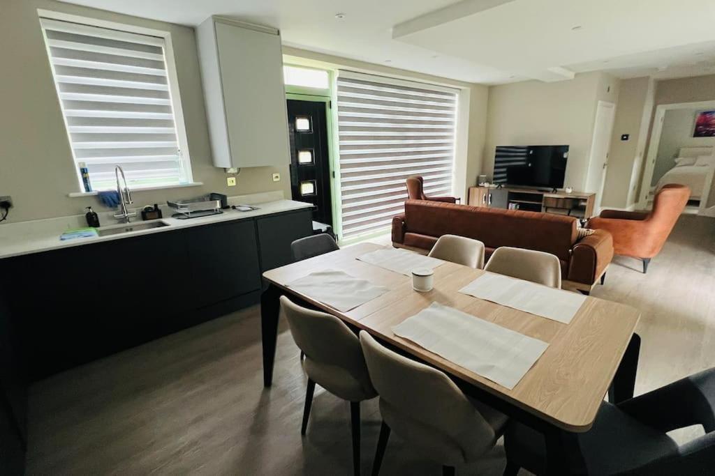 A House Designed For You… Едмънтън Екстериор снимка