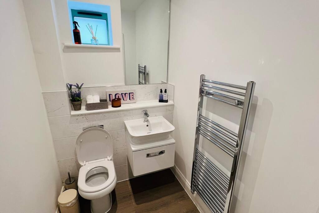 A House Designed For You… Едмънтън Екстериор снимка
