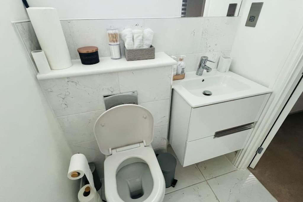 A House Designed For You… Едмънтън Екстериор снимка